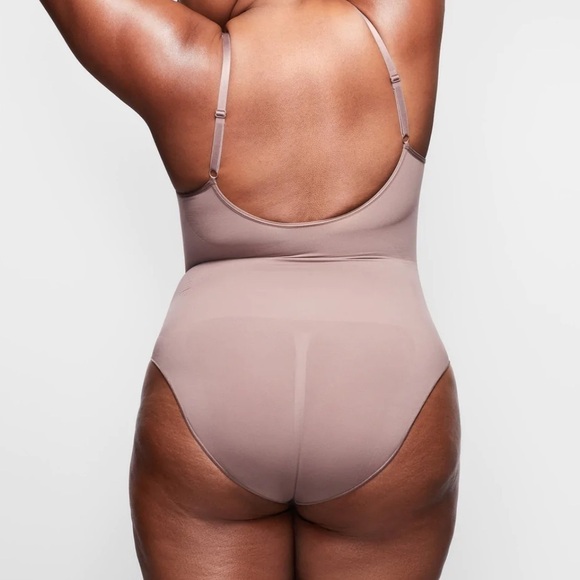 Skims SCULPTING BODYSUIT With SNAPS Shapewear - Picture 2 of 5